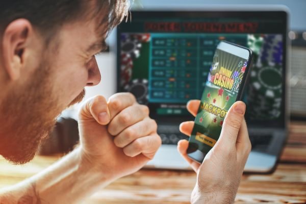 Android ফোনে ফুটবল তথ্য পড়ার মুহূর্ত